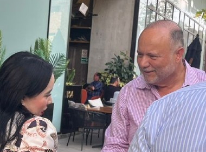 Morena Le Abre Las Puertas